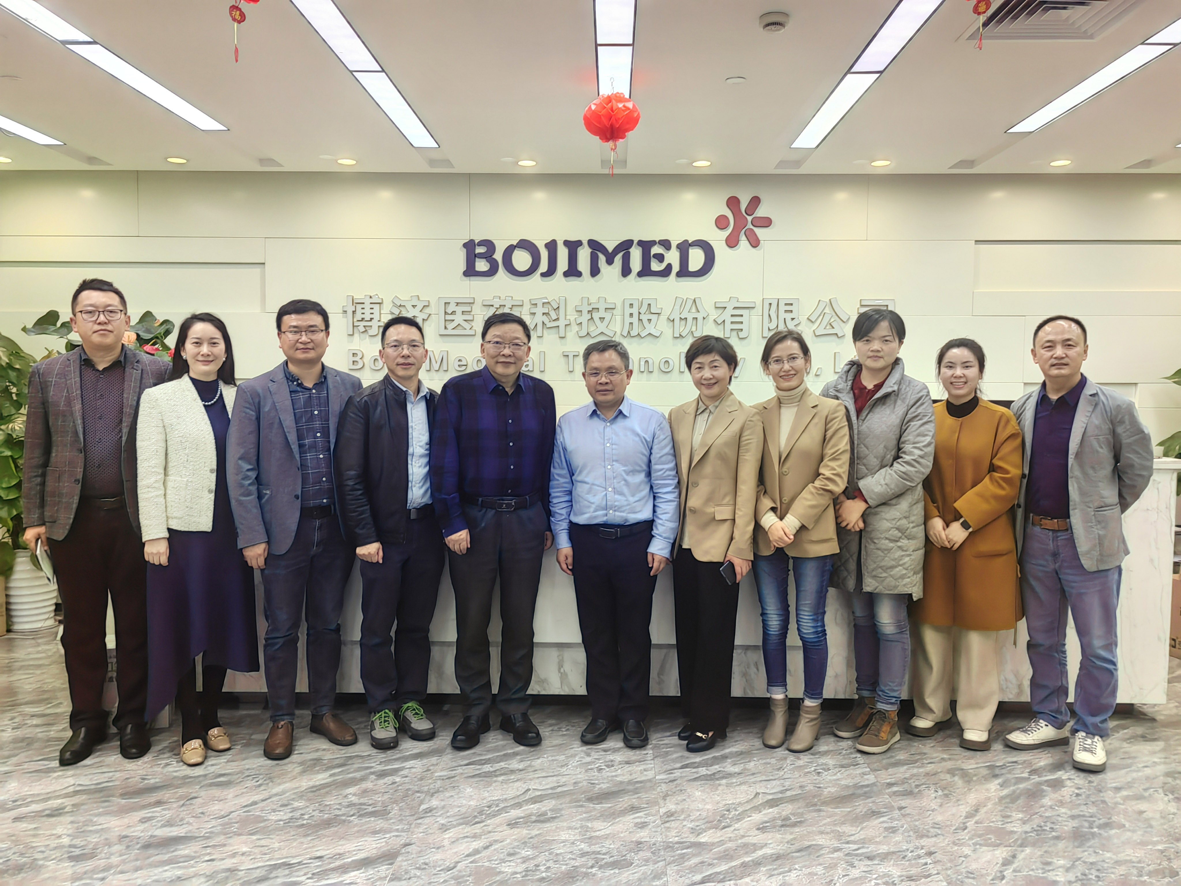 貴州醫(yī)科大學(xué)附屬醫(yī)院副院長陳騰祥一行赴博濟醫(yī)藥參觀座談